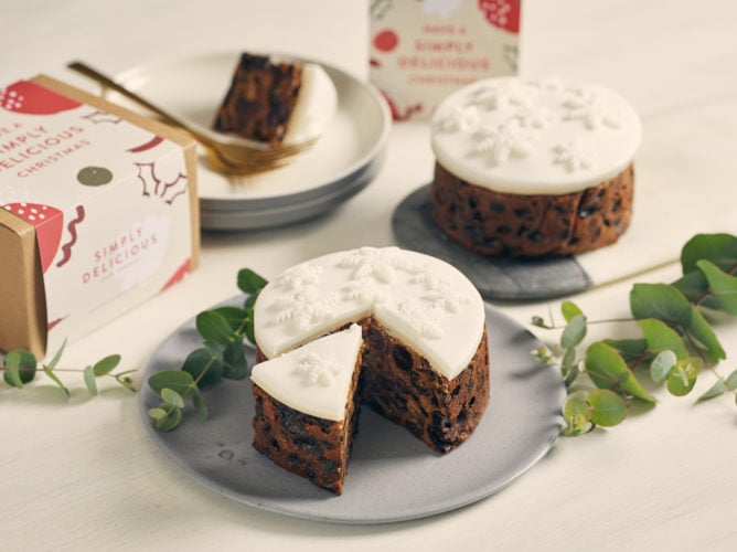 Round Christmas Cake in a Gift Box - Image 2