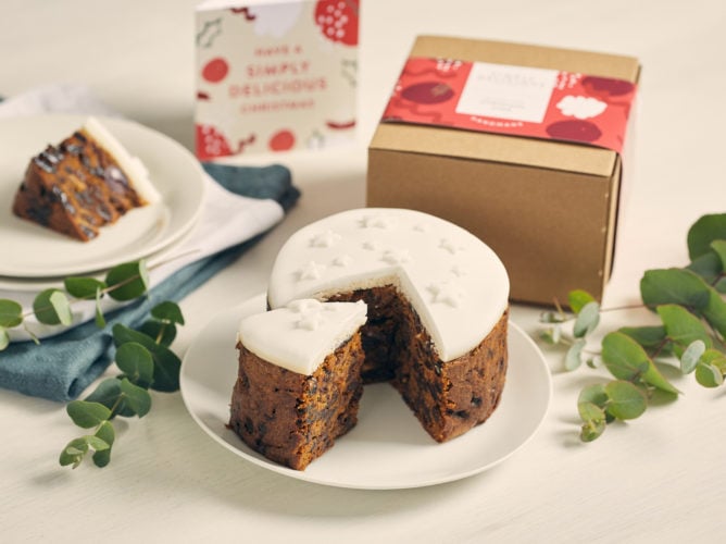 Gluten Free Round Christmas Cake in a Gift Box - Image 2